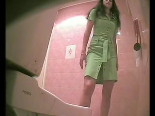 Pub μπάνιο κάμερα κατασκοπείας - κορίτσι που πιάστηκε κατούρημα
