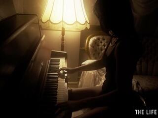 Elita nastolatka brunetka sztuk jej cipka jak za pianino keyboard