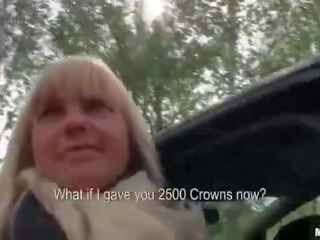 Forlokkende tjekkisk unge dame twat fylt i henne bil