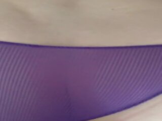 Fanny pet et fessage en violet culotte