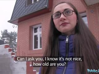 Publiek agent jong russisch in bril neuken een groot johnson