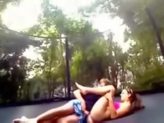 Trampolin sexamateur pāris jāšanās par trampolin