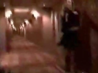 Seguridad guardia folla un acompañante en hotel corridor