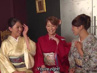 Reiko kobayakawa entlang mit akari asagiri und ein additional partner sitzen um und bewundern ihre modisch meiji ära kimonos