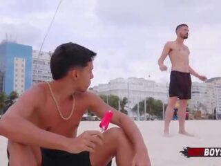 Novinho dando pro pirocudo do cal�ad�o de Copacabana