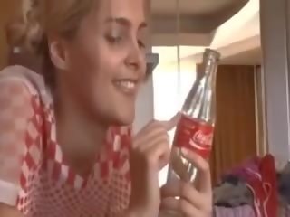 Білявка красуня недосвідчена використання coke пляшка для мати деякі веселощі