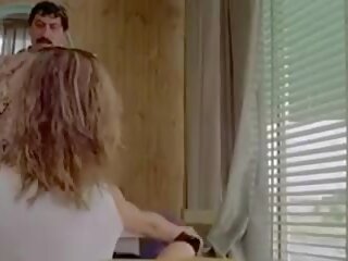 La ragazza dal pigiama giallo 1977 (threesome incantevole scena)