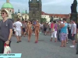 Gila leonelle dan laura telanjang di masyarakat jalan-jalan