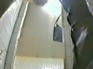 P0 popotnik skrite kamera gledanje dekleta pee v rusinje univerza stranišče