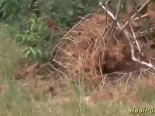 Vollbusig stiefmutter liebt dreckig film im natur