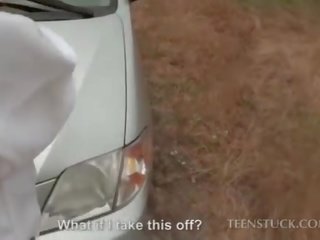 Convidativo noiva a foder um desconhecido em sua carro