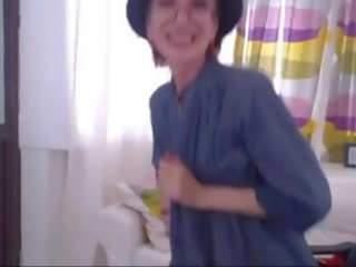 רזונת סבתא ב מצלמת אינטרנט וידאו שלה כוס
