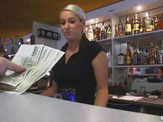 Bartender obtient baisée en pub