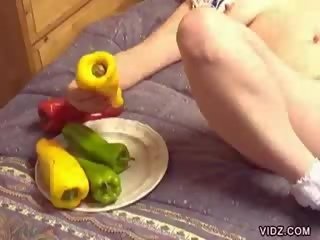 Lycklig april duschar shoves peppers i puss