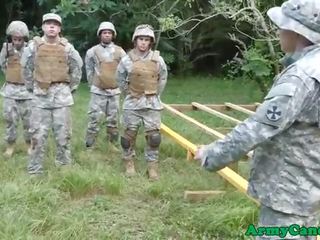 Cadet anale ramonée par musclé armée gros morceau