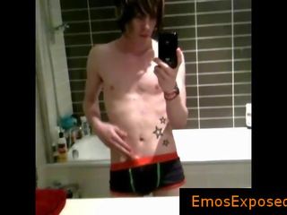 Tatooed emo twink selfshot uz spogulis