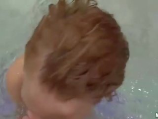 Abafado checa lassie anal fodido em jacuzzi