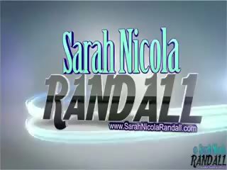 Sarah randall busts fora de dela aqua sutiã