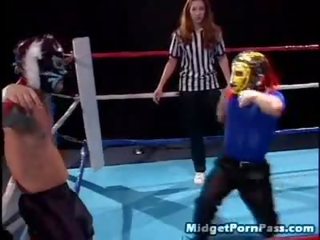 Naylon wrestler copulates the çekici referee