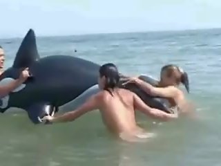 Aficionado desnudo hija en la playa