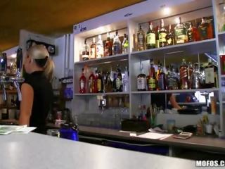 Amateur blond bartender baisée n jizzed