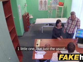 Väärennös sairaalan tšekki lääkäri cums yli haluten huijaaminen wifes tiukka pillua