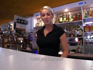 Mare barmaid devine cablare în public