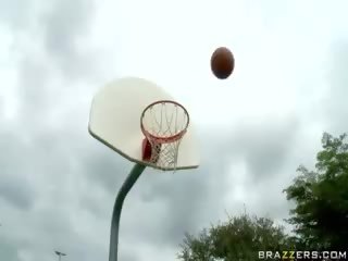 Cochon agrafe et basketball