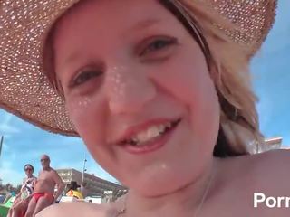 Cô gái tóc vàng desiring đồng euro thiếu niên thủ dâm và mất nó lên các ass bên bể bơi