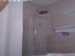 Preggo vauva ottaen a suihku päällä verkkokameran