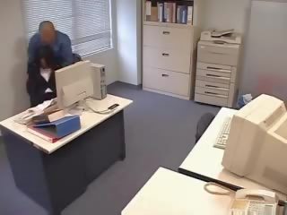 Officelady digunakan oleh janitor