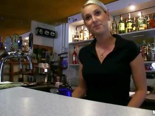 Barmaid lenka pounded už dalis pinigai