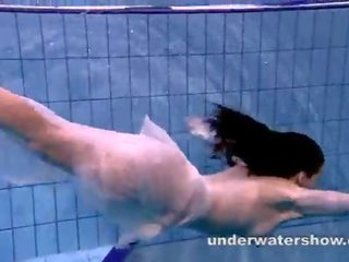 Andrea movs bagus tubuh di bawah air