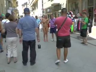 Bjonde cutie femër lakuriq në publike rrugë