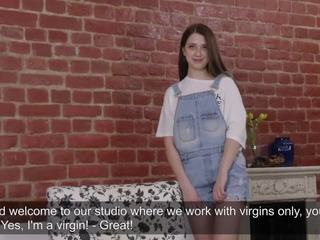 Ein zierlich jungfrau aus russland streifen sie hymen und zeigt an wie sie masturbiert.