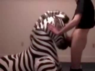 Zebra wird kehle gefickt von pervertieren kerl vid