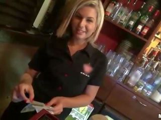 Barmaid uhmerdatud sisse exchange jaoks raha