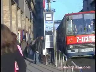 Schattig rondborstig blond boezem grabbed bips betast op bus deel 1