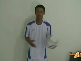 Asiatiskapojke soccer stripling