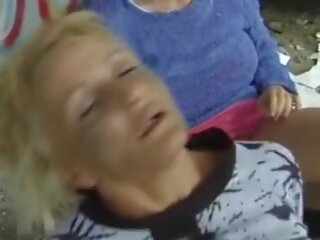 ل مجموعة من عاطفي ألماني سيدات الحصول على مارس الجنس بواسطة بعض شاق فم في الهواء الطلق