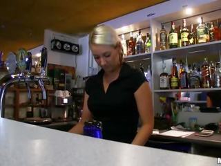 Stupendous bartender schnecke lenka fickt für bargeld